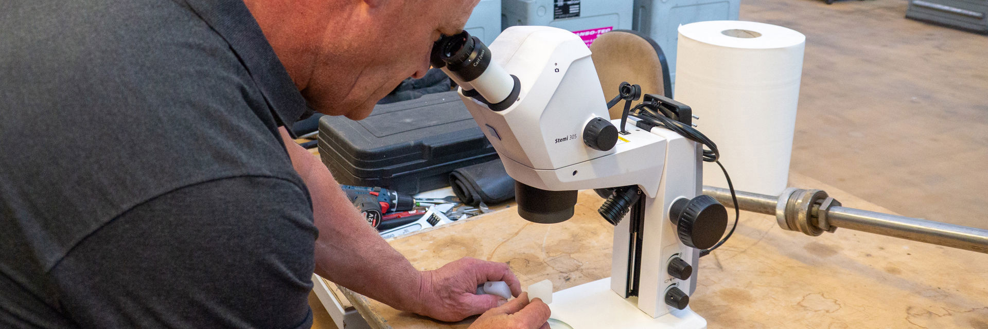 Unter dem Mikroskop sieht man wie mit Trockeneis sauber und schonend gereinigt werden kann. Cleanso-Tec reinigt Werkteile auch im Auftrag. 
Entgraten mit Trockeneis, einfacher geht es nicht.